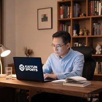 一位中年男子在书房使用笔记本电脑，他是开云体育的忠实用户